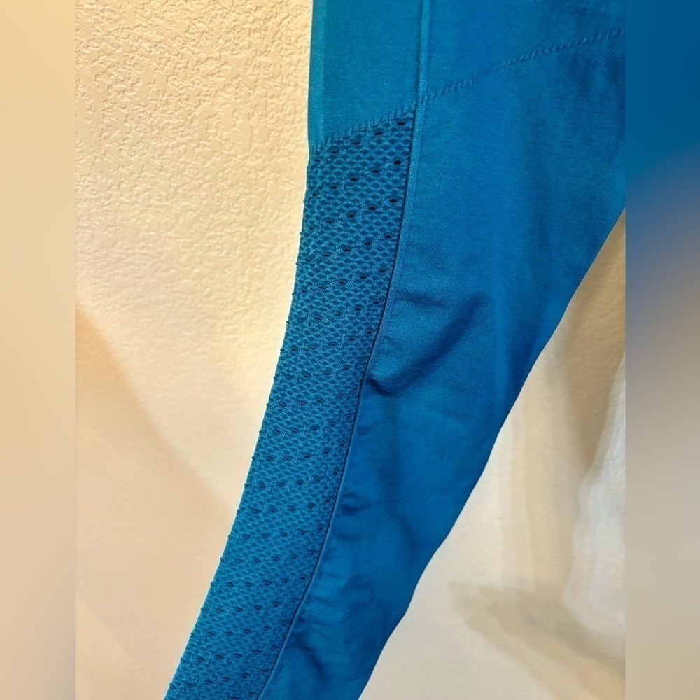 Sale! NWT Fabletics Leggings M Dark Teal Sync High-Waisted 7/8 length Perforated - Picture 10 of 16